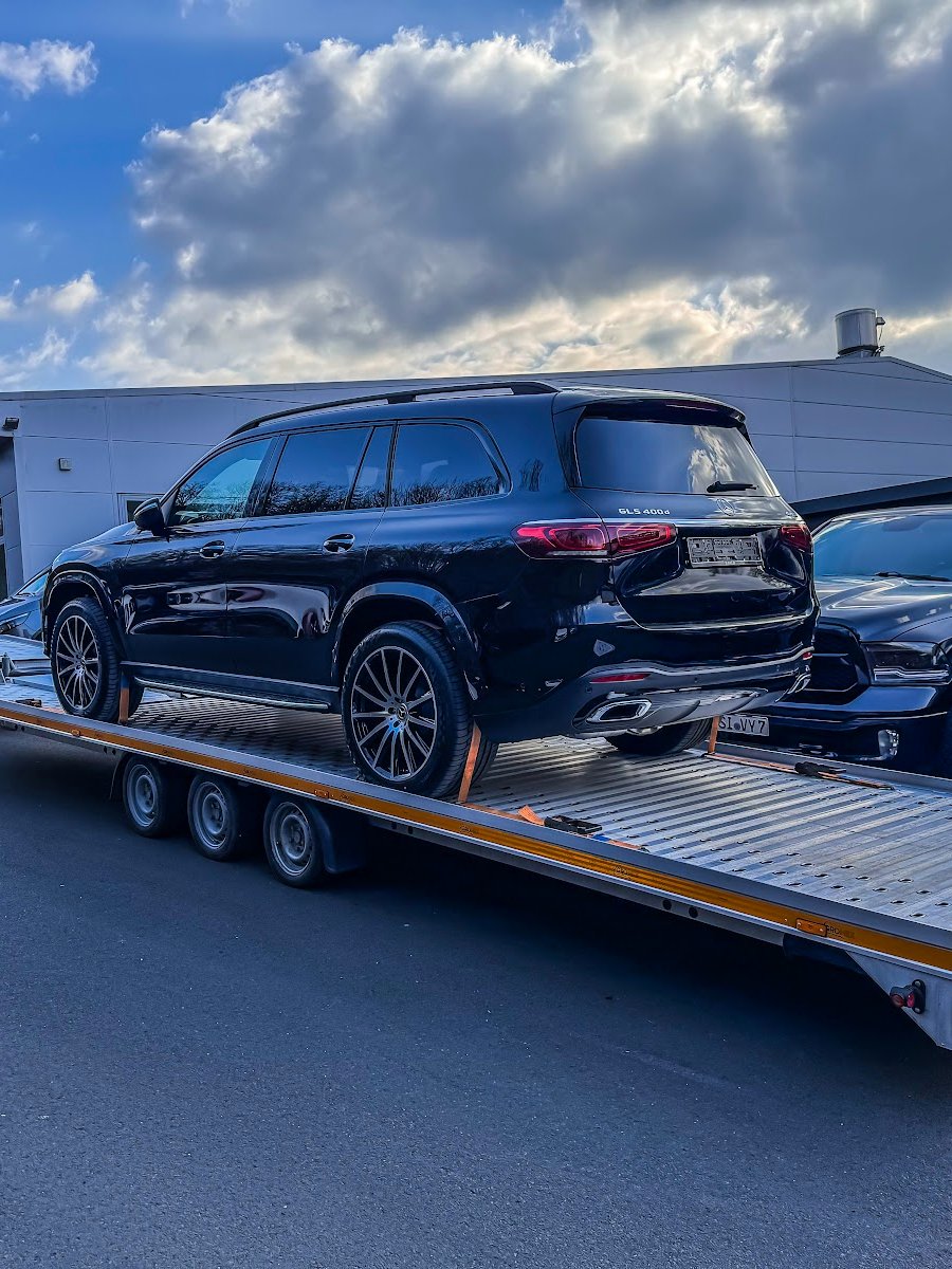 Laweta Kali Auto & Cargo z samochodem odebranym od dealera